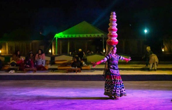 Jaipur performer